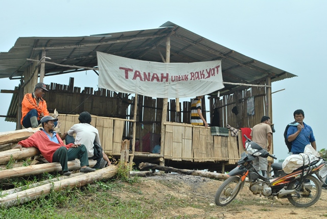 マンダルサ村：「われらが農地」占拠地に建てられた集会小屋
