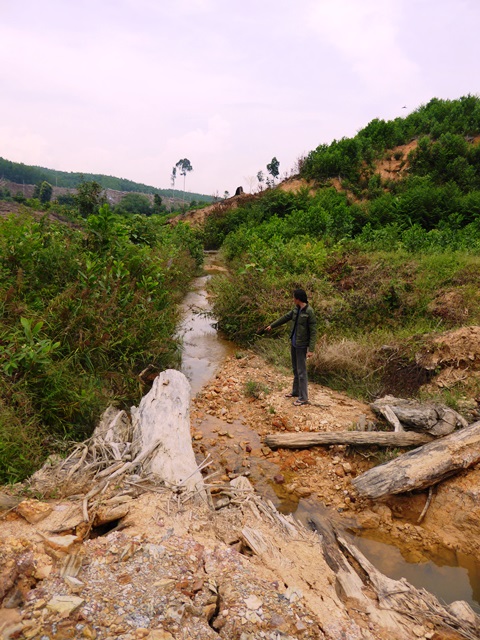 マンダルサ村：植林に伴い造成したと主張されている河。じつは、企業が来る前は川幅が数メートルもあったという