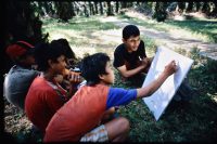 森の学校、「スコラ・リンバ」で学ぶオラン・リンバの子供たち　撮影：内田道雄　