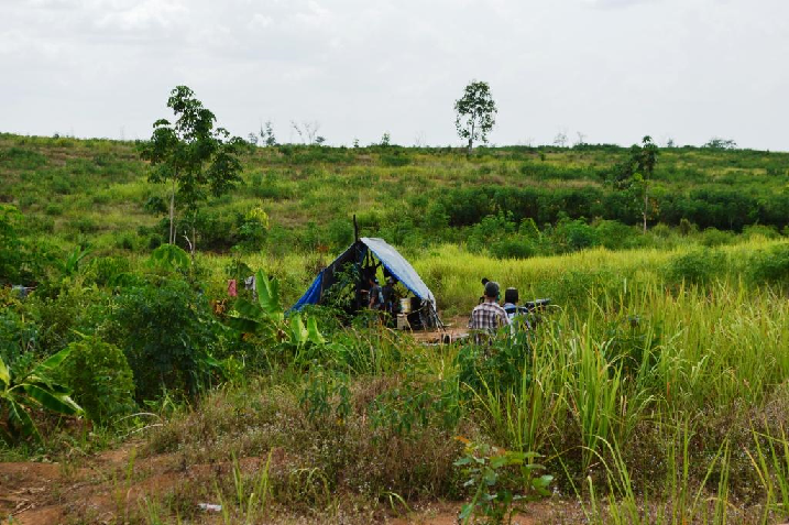 写真3: 破壊された農地のなかにテントを建てて生活している住民もいた（2016年8月、チャワングミリール集落で撮影）。