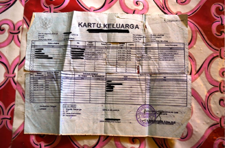 写真5: ムシラワス県の人口・市民登録局がチャワングミリール集落住民に発行した「家族カード」(住民票のようなもの)( 2016年8月、ブミマクムール村で撮影)。